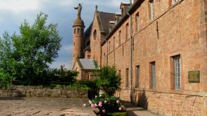 COUR D'HONNEUR AU MONT SAINTE ODILE