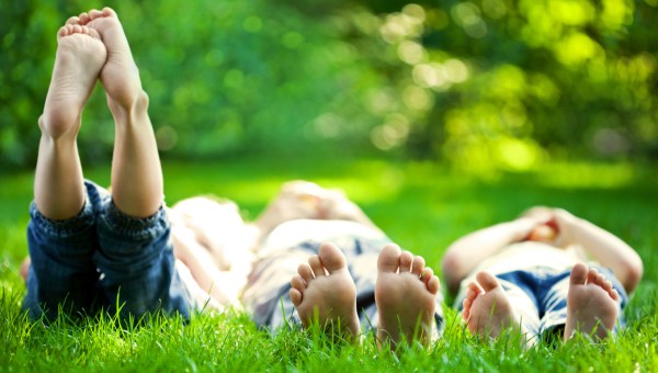 ENFANTS DORMANT DANS L'HERBE