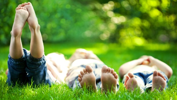 ENFANTS DORMANT DANS L'HERBE