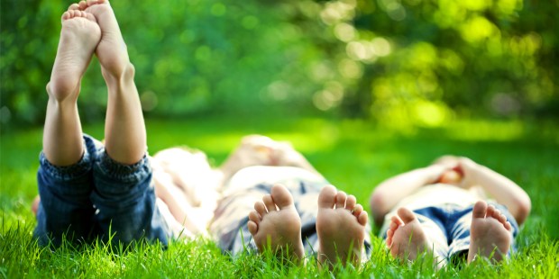 ENFANTS DORMANT DANS L'HERBE
