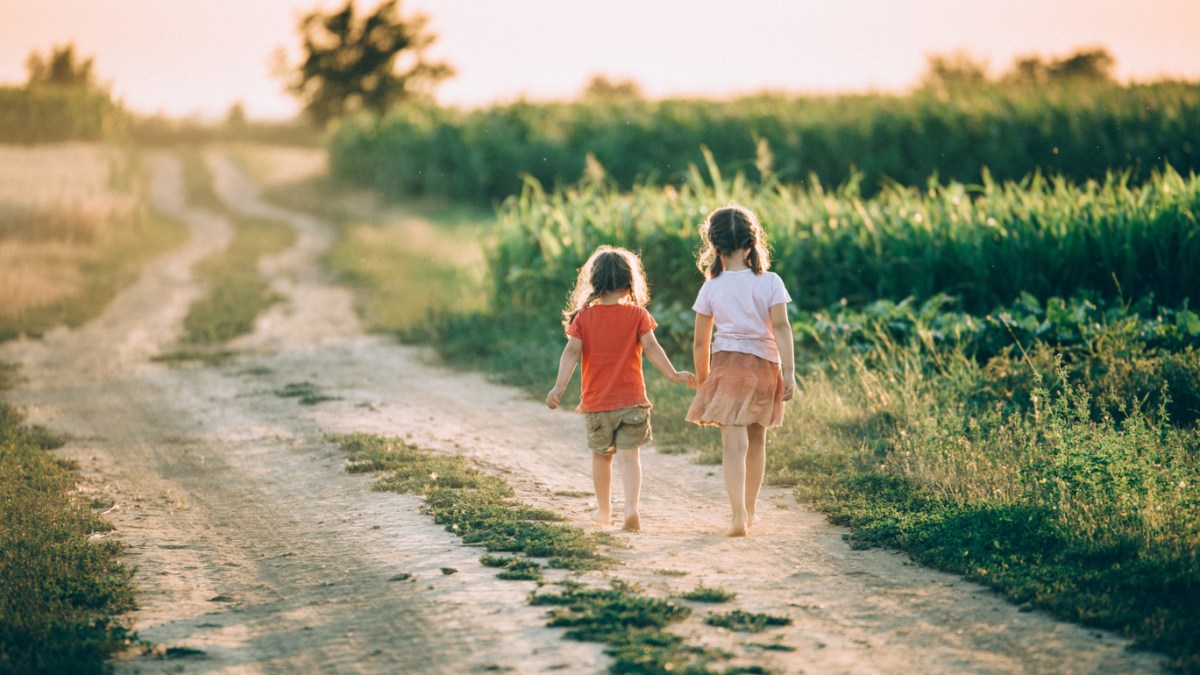 DEUX SOEURS EN TRAIN DE MARCHER