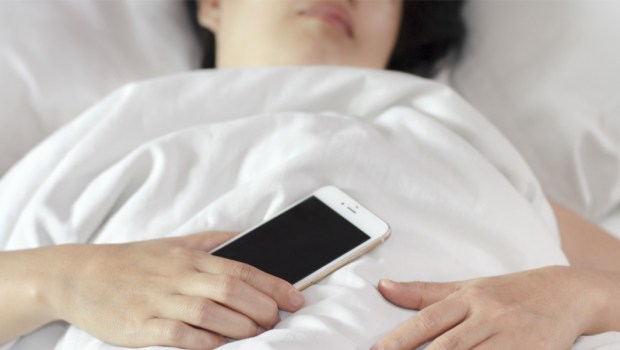 FEMME QUI DORT AVEC SON TELEPHONE
