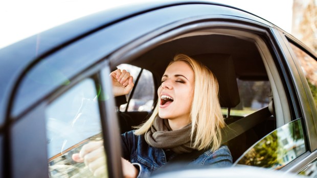 FEMME CHANTANT DANS SA VOITURE