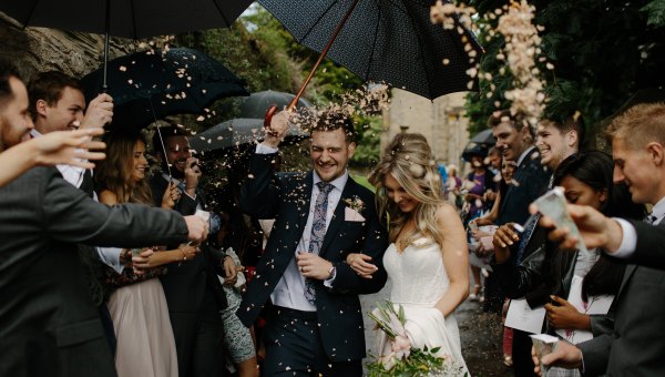 Mariage : lancer de confettis