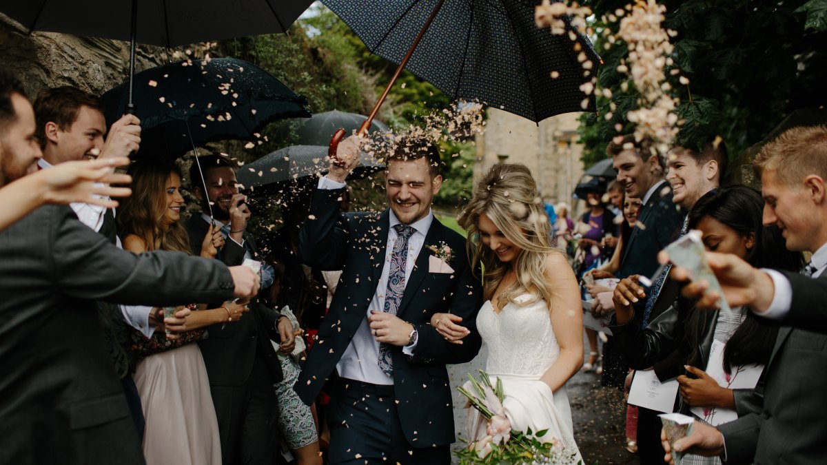 Mariage : lancer de confettis