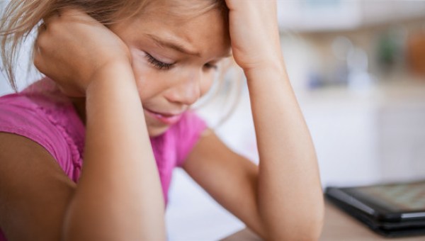 PETITE FILLE QUI PLEURE