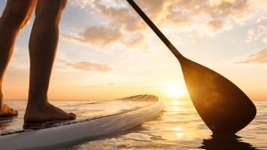 FEMME EN TRAIN DE FAIRE DU PADDLE