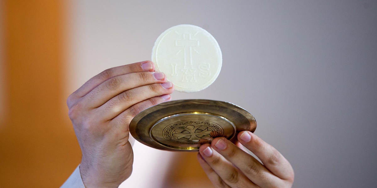 Hostie pozbawione glutenu są materią eucharystyczną nieważną [dokument watykański]