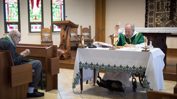 WEB3-PHOTO-OF-THE-DAY-PRIEST-NEW-MEXICO-LITTLE-SISTERS-Jeffrey-Bruno-Aleteia