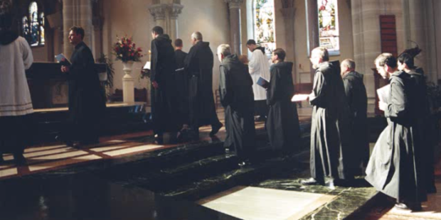 Les moines de Fontgombault chantent le "Salve Regina"