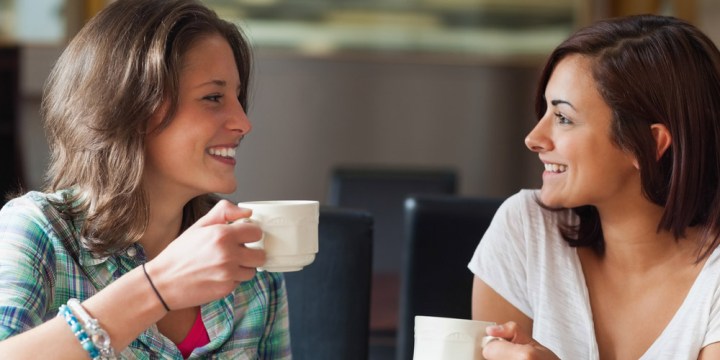 WEB3-WOMEN-FREINDS-TALK-COFFEE-CONFIDENCE-shutterstock_160629524-Por ESB Professional-AI