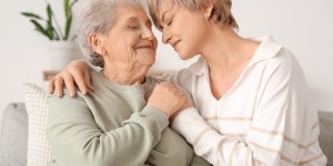Comment prendre soin d’un proche atteint de démence avec patience ?
