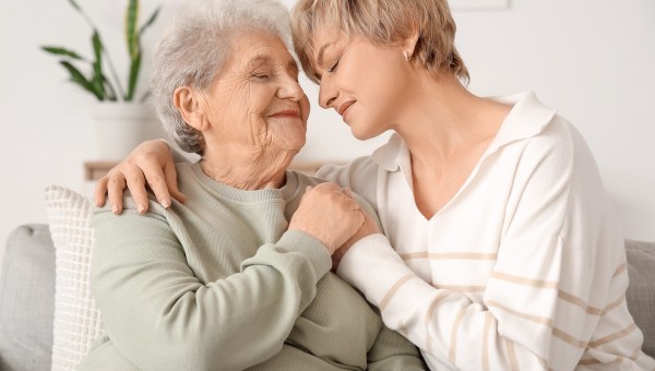 Accompagner un parent âgé : les conseils d'un psy