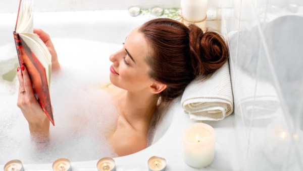FEMME LISANT DANS SON BAIN