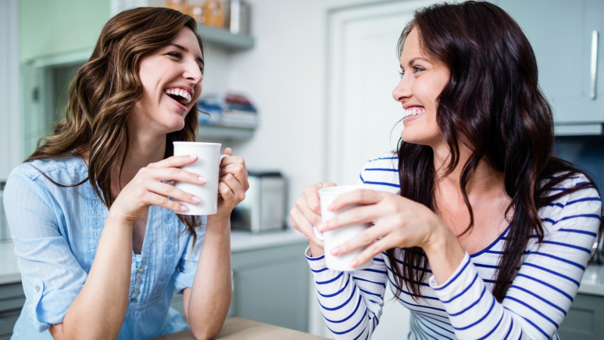 DEUX FEMMES RIGOLANT