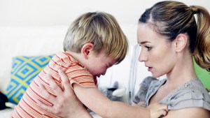 PETIT GARÇON EN COLERE DEVANT SA MAMAN