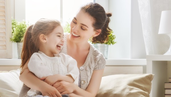 PETITE FILLE SUR LES GENOUX DE SA MERE