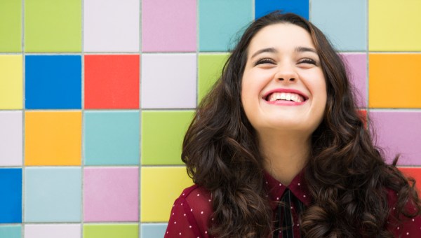 JEUNE FEMME TRES HEUREUSE