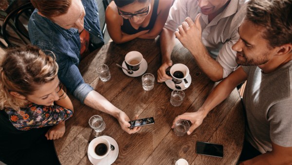 AMIS PRENANT UN CAFE