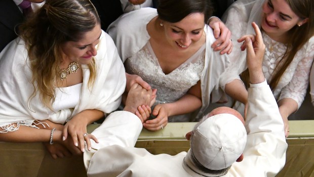 WEB2-PHOTO-OF-THE-DAY-POPE-FRANCIS-BRIDES-VATICAN-PAUL-VI-HALL-000_RE3MG-Alberto-Pizzoli-AFP
