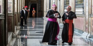 Évêque et cardinal : quelles différences ?