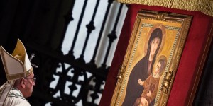 Cette Vierge que le pape François va prier avant et après ses voyages