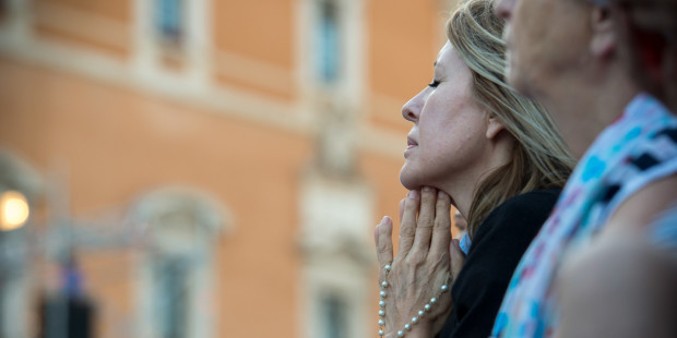 web3-a-woman-praying-the-rosary-antoine-mekry-aleteia-am_5939