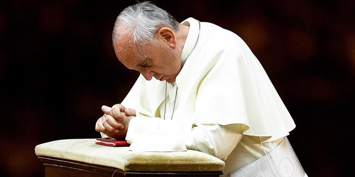 PAPIEŻ FRANCISZEK PODCZAS MODLITWY
