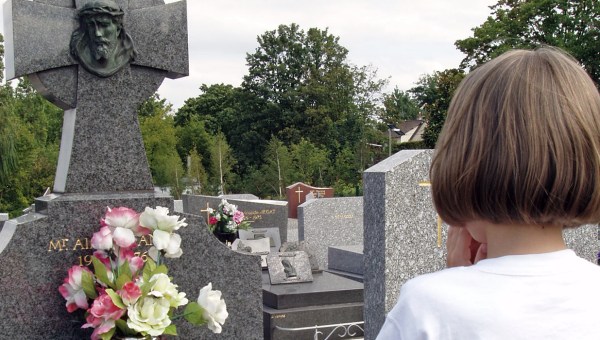 PETITE FILLE PRIANT AU CIMETIERE