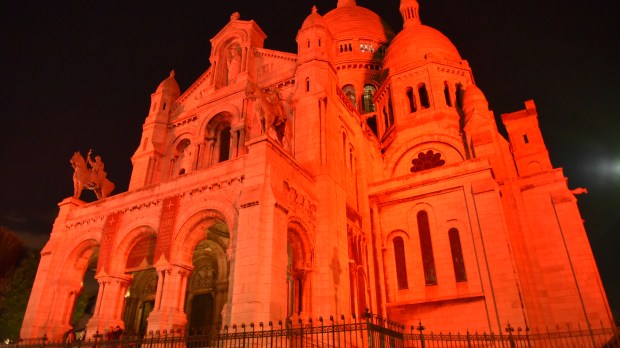 Le Sacré Coeur de Montmartre illuminé en rouge.