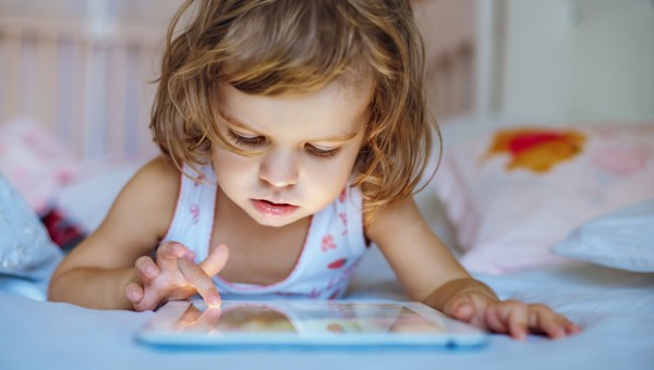 PETITE FILLE DEVANT UNE TABLETTE