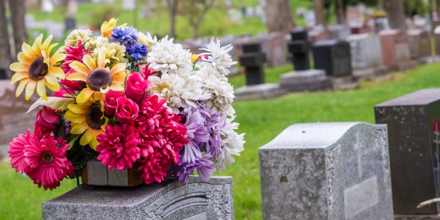 Quelles fleurs pour orner une tombe à la Toussaint