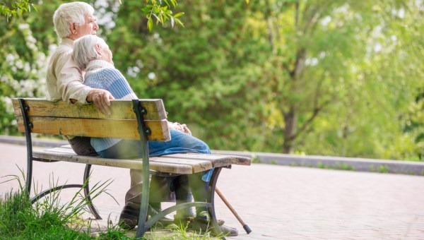 PERSONNES AGEES SUR UN BANC
