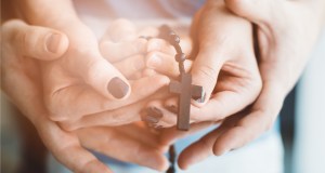 Comment faire aimer la prière du rosaire à son enfant ?