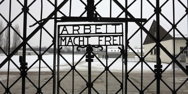 En mémoire des millions de victimes des nazis : Ne jamais oublier ! Web3-dachau-camp-germany-shutterstock_491656084-casadaphoto-ai