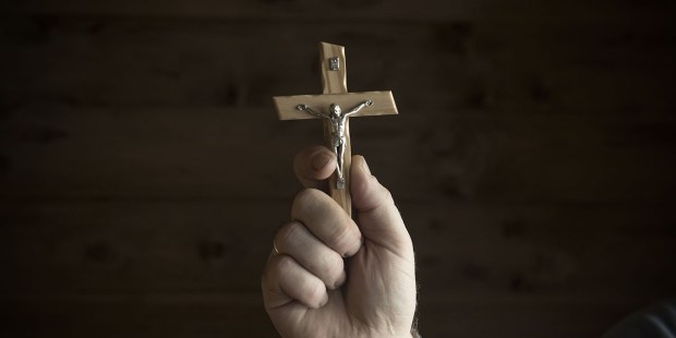 Un éminent exorciste irlandais regrette le manque de formation des prêtres Web3-exorcism-hand-crucifix-cross-shutterstock_519291577-oleg-golovnev-ai