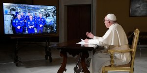 Le Pape parle aux astronautes