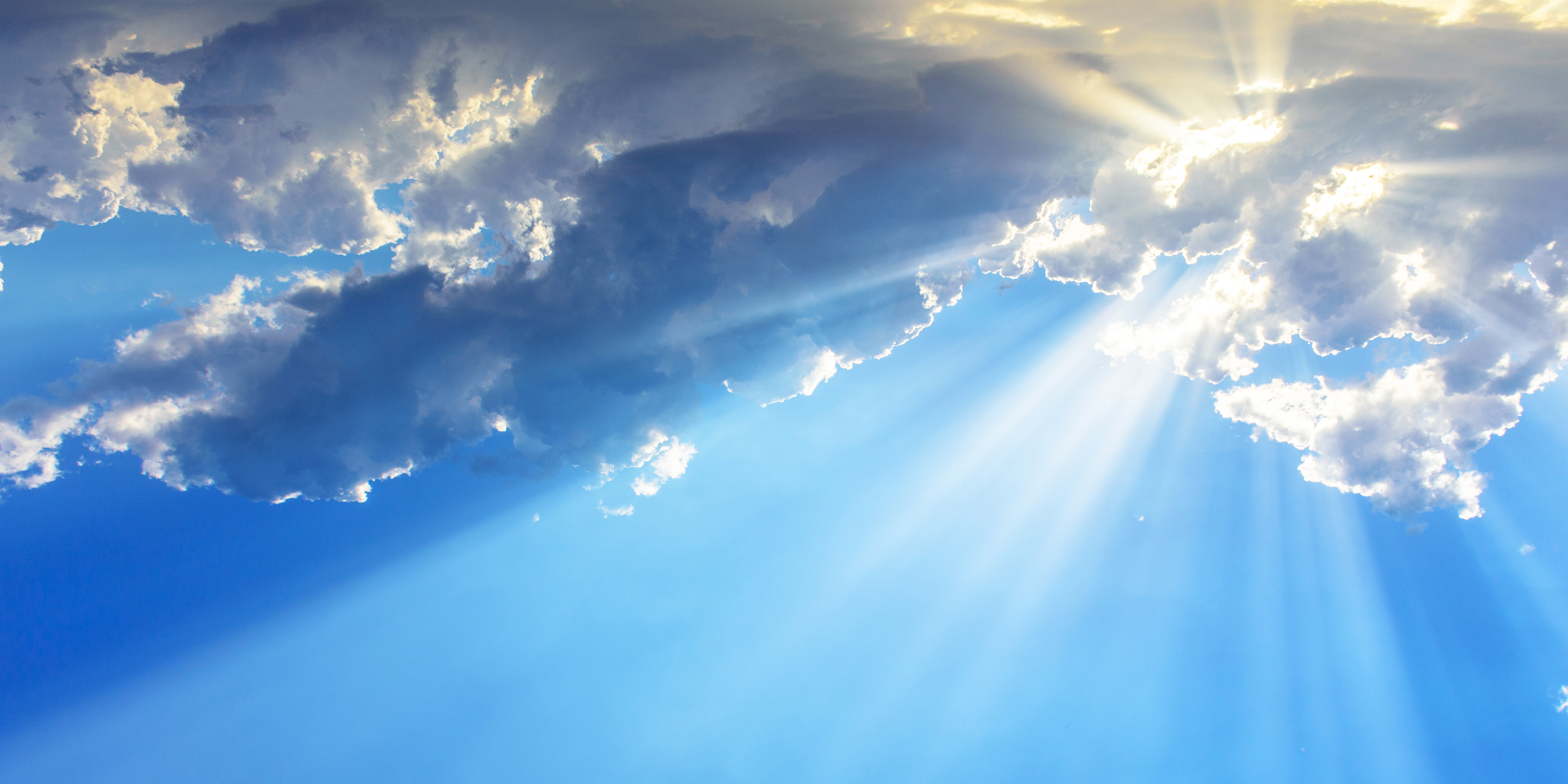 Le Ciel : Ultime récompense du chrétien ! Imaginez sa beauté ! - Page 8 Web3-sky-blue-ray-light-thoom-i-shutterstock