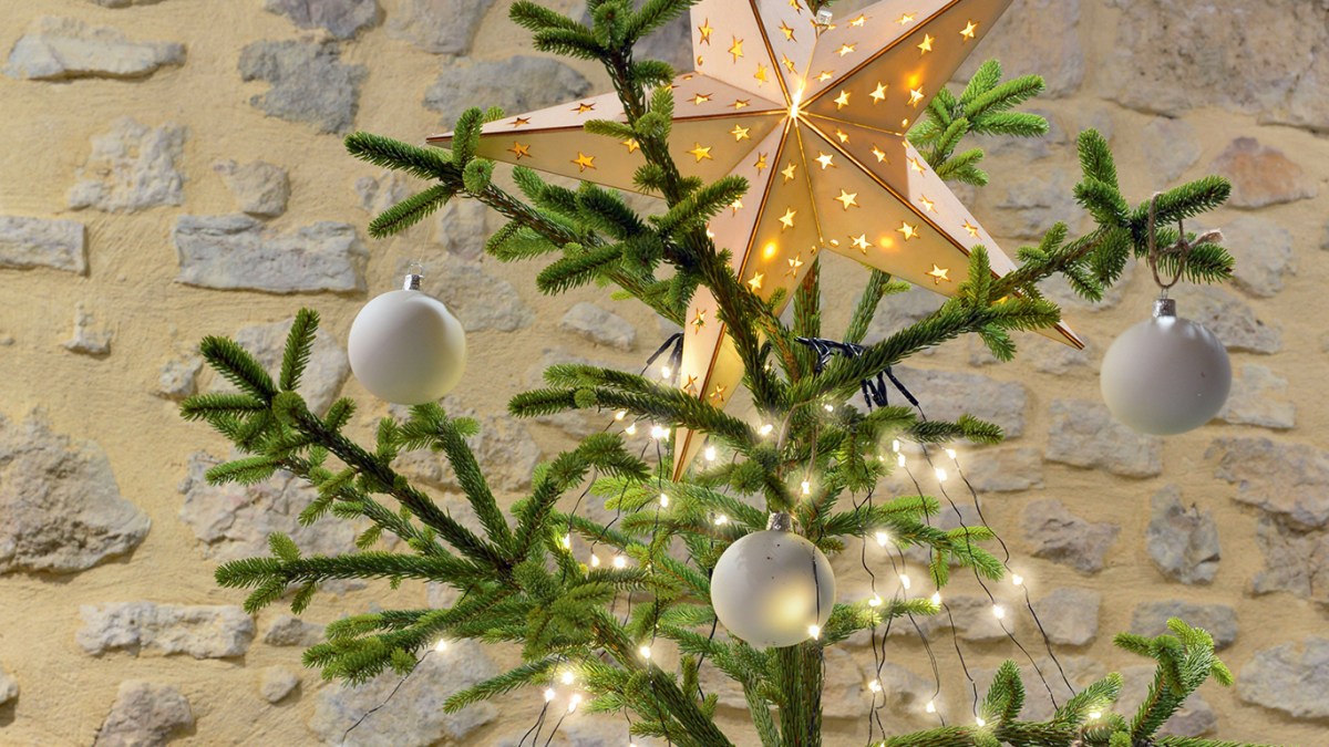 Comment bien mettre une guirlande lumineuse dans son sapin de Noël ?