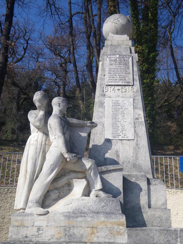 Monument aux morts pacifiste de Château-Arnoux dans les Alpes-de-Haute-Provence