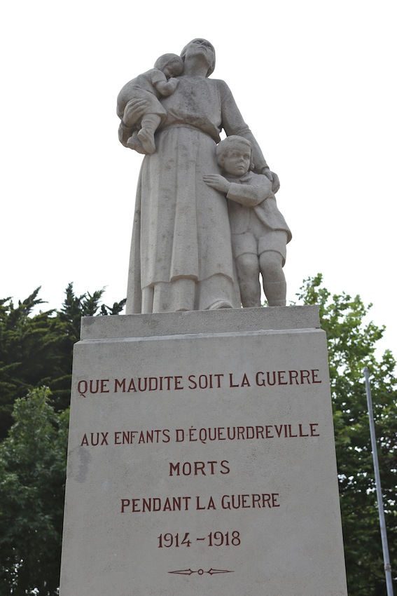 Monument aux morts pacifiste d'Equeurdreville dans la Manche