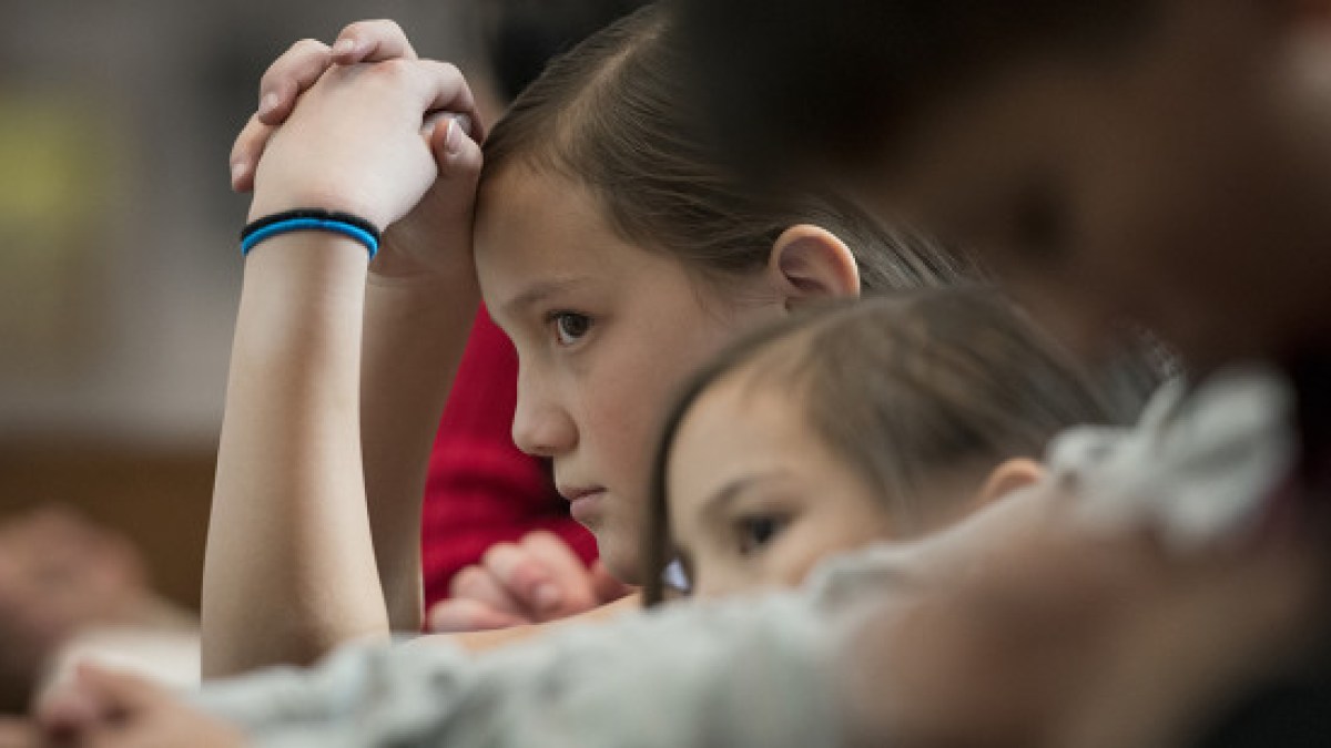 hero-children-mass-prayer-girl-jeffrey-bruno1