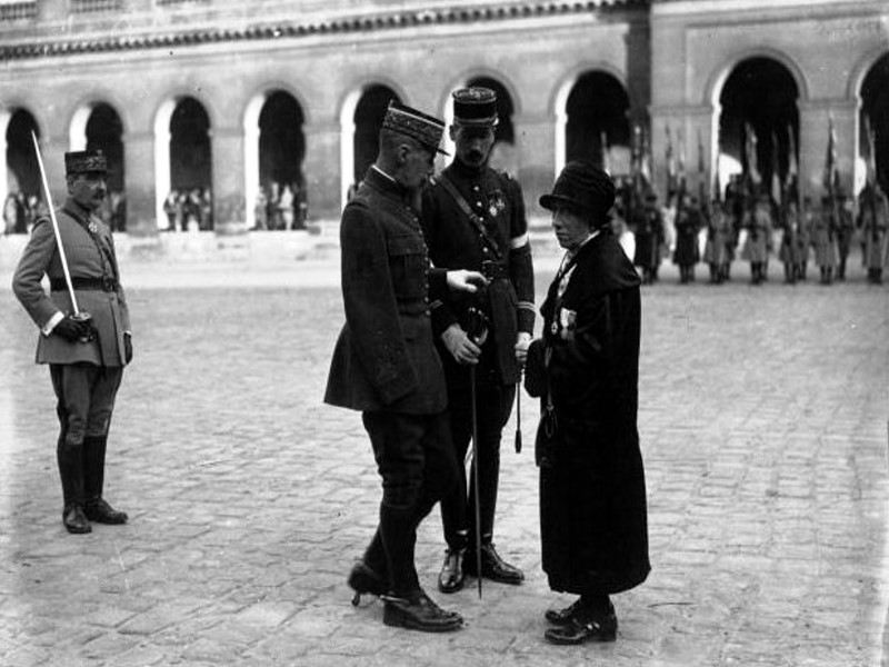 Marie Sautet reçoit la Légion d’Honneur dans la cour des Invalides à Paris des mains du général Gouraud le 29 octobre 1927 © photographie de presse