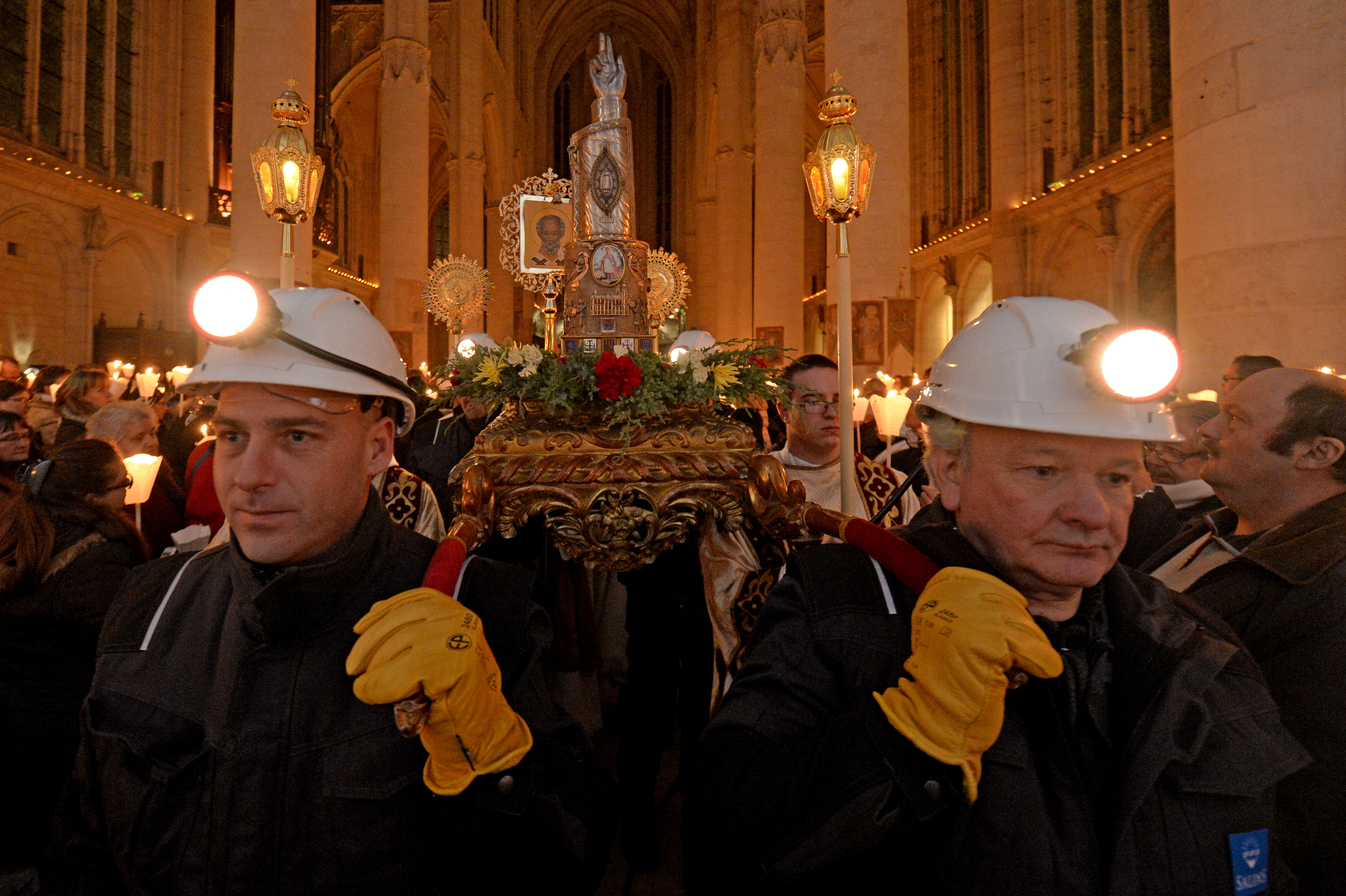 Procession de la saint Nicolas à Saint-Nicolas-de-Port en Lorraine. L'an dernier, les mineurs de sel de Varengéville ont porté la châsse de saint Nicolas.