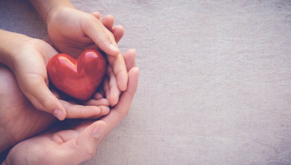 MAINS TENANT UN COEUR