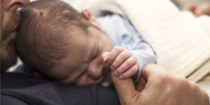 Comment les pères peuvent-ils aider la jeune maman après l&rsquo;arrivée du bébé ?