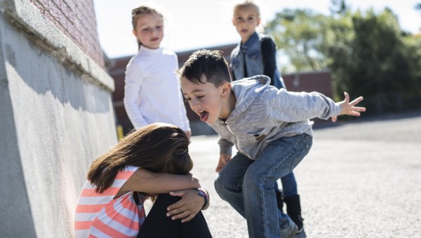 ENFANTS HARCELANTS UNE PETITE FILLE
