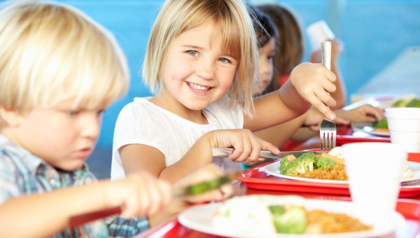 ENFANTS QUI MANGENT A LA CANTINE