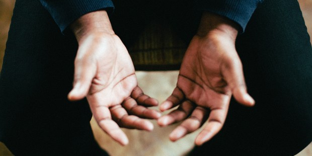 L’Église Catholique reconnaît moins de 1% de guérisons miraculeuses Web3-hands-prayer-man-faith-jeremy-yap-unsplash-cc0