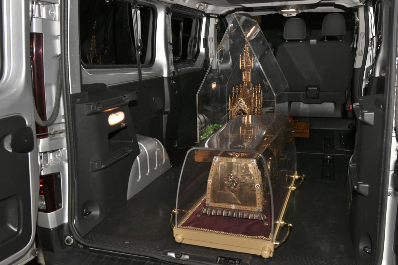 Arrivée des reliques dans le diocèse de Lille…en Renault Trafic.